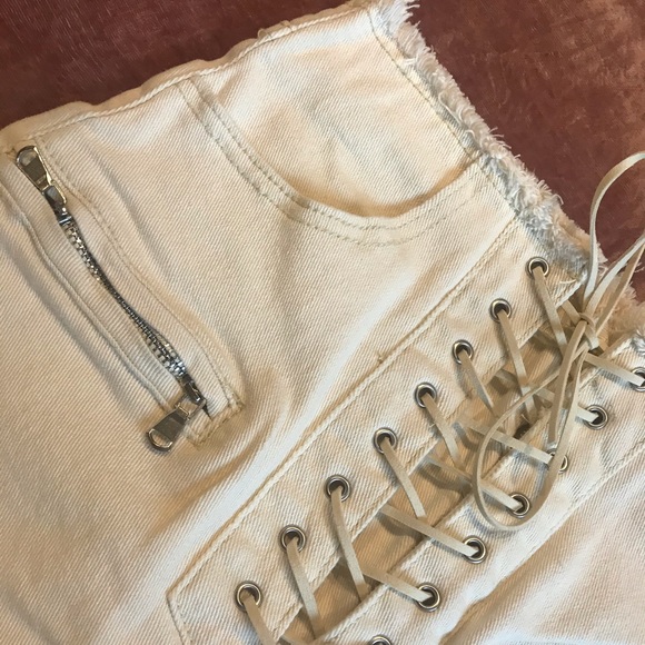 Boutique high waisted shorts - Picture 2 of 3